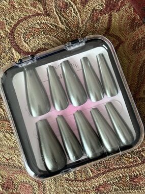 Silver Press-On Nail Set - Metallic Stiletto Tips size M